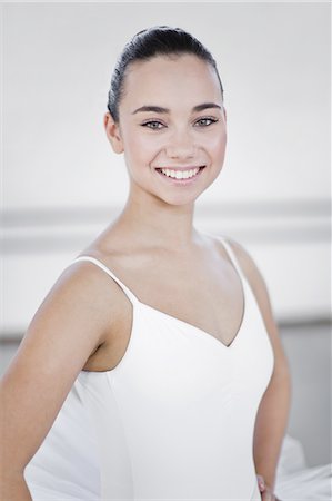 Ballet dancer smiling in studio Photographie de stock - Premium Libres de Droits, Code: 6122-07700313