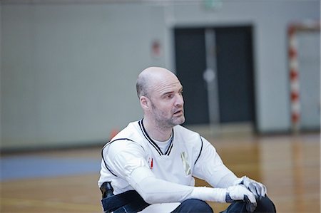 disable exercising - Man in wheelchair playing indoor sports Photographie de stock - Premium Libres de Droits, Code: 6122-07701194