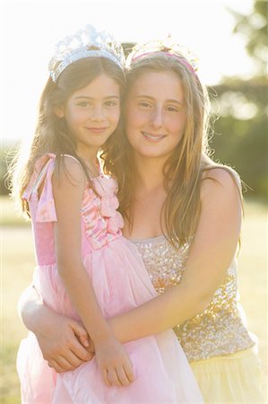 dress up girl - Sisters smiling together outdoors Photographie de stock - Premium Libres de Droits, Code: 6122-07702594