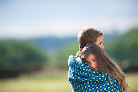 preteen girl boyfriends - Teenage couple wrapped in blanket Photographie de stock - Premium Libres de Droits, Code: 6122-07702596