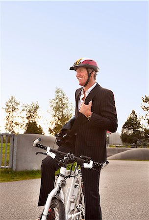 simsearch:6113-08171298,k - Businessman with bicycle in urban park Photographie de stock - Premium Libres de Droits, Code: 6122-07702692