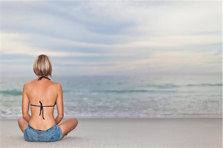 simsearch:649-07585546,k - Woman sitting cross legged on beach Stock Photo - Premium Royalty-Free, Code: 6122-07702618