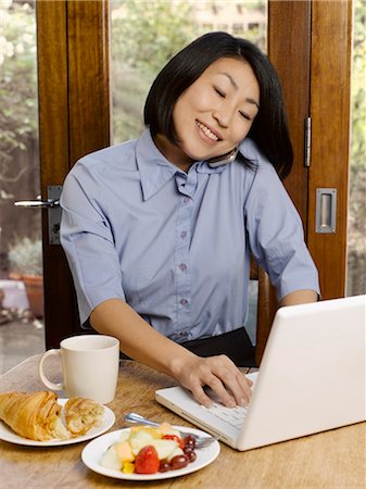 simsearch:614-02985267,k - Businesswoman eating and working Stock Photo - Premium Royalty-Free, Code: 6122-07702973