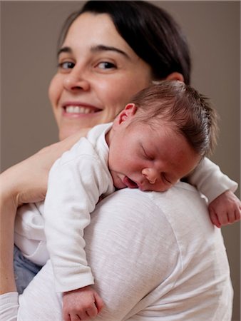 simsearch:6113-06720629,k - Mother carrying sleeping infant Foto de stock - Sin royalties Premium, Código: 6122-07703280