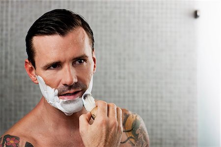 simsearch:700-02244629,k - Man lathering shaving cream on face Photographie de stock - Premium Libres de Droits, Code: 6122-07703393