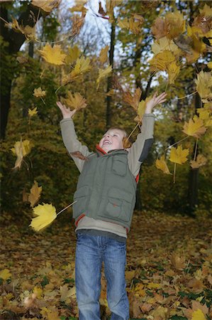 simsearch:649-05657687,k - Boy playing in autumn leaves Photographie de stock - Premium Libres de Droits, Code: 6122-07703718