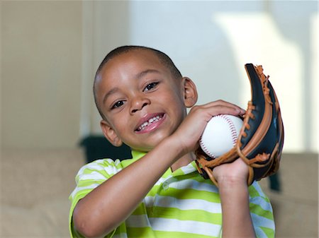 Boy holding baseball and glove Photographie de stock - Premium Libres de Droits, Code: 6122-07704072