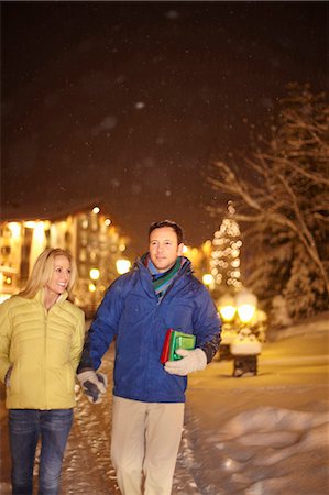 simsearch:6122-07704462,k - Couple walking together in snow Stock Photo - Premium Royalty-Free, Code: 6122-07704442