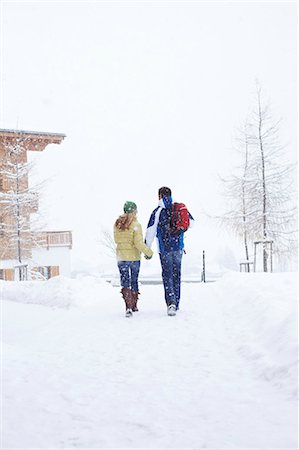 simsearch:6122-07704462,k - Couple walking together in snow Stock Photo - Premium Royalty-Free, Code: 6122-07704493