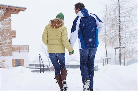 simsearch:6122-07704462,k - Couple walking together in snow Stock Photo - Premium Royalty-Free, Code: 6122-07704494