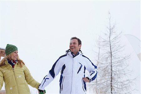 simsearch:6122-07704462,k - Couple walking together in snow Stock Photo - Premium Royalty-Free, Code: 6122-07704495