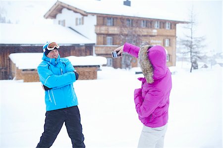 simsearch:6122-07704462,k - Woman taking picture of husband in snow Stock Photo - Premium Royalty-Free, Code: 6122-07704504