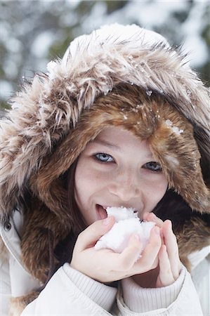 Teenage girl licking snowball Photographie de stock - Premium Libres de Droits, Code: 6122-07704519