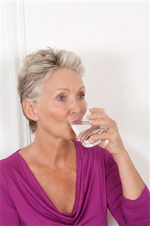 drinking water glass - Older woman drinking glass of water Foto de stock - Sin royalties Premium, Código: 6122-07704946