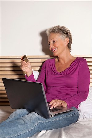 simsearch:400-04410667,k - Older woman shopping online on bed Stock Photo - Premium Royalty-Free, Code: 6122-07704949
