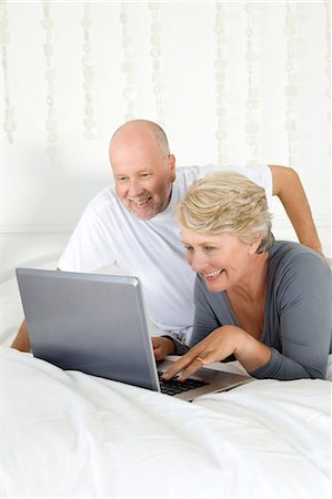 simsearch:649-06717020,k - Older couple using laptop on bed Stock Photo - Premium Royalty-Free, Code: 6122-07704935