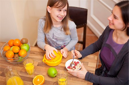 simsearch:649-05656972,k - Mother and daughter having breakfast Stock Photo - Premium Royalty-Free, Code: 6122-07705250