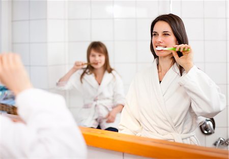 simsearch:696-03395895,k - Mother and daughter brushing teeth Stock Photo - Premium Royalty-Free, Code: 6122-07705257