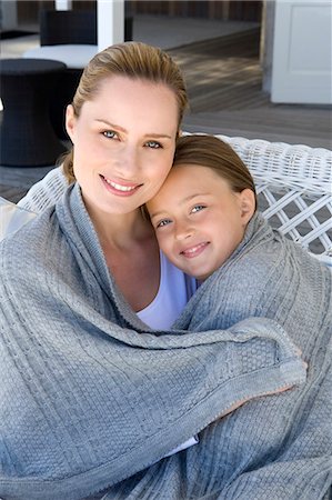 simsearch:6108-05872072,k - Mother and daughter wrapped in blanket Stock Photo - Premium Royalty-Free, Code: 6122-07705574