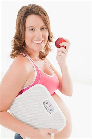 energy consumption - Pregnant woman with apple and scale Photographie de stock - Premium Libres de Droits, Code: 6122-07705789