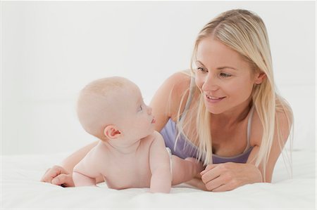 simsearch:6113-07543218,k - Mother and baby smiling on bed Stock Photo - Premium Royalty-Free, Code: 6122-07705800