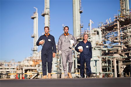 simsearch:6122-07706261,k - Workers walking at oil refinery Foto de stock - Sin royalties Premium, Código: 6122-07706257