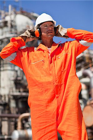 simsearch:6122-07706261,k - Worker with earphones at oil refinery Foto de stock - Sin royalties Premium, Código: 6122-07706234