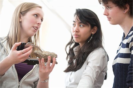 simsearch:649-06041393,k - Students working in geology lab Stock Photo - Premium Royalty-Free, Code: 6122-07706491