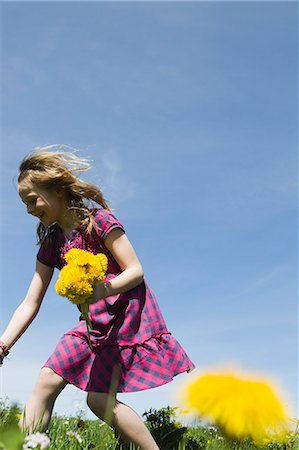 simsearch:649-06112583,k - Girl picking wildflowers in field Foto de stock - Sin royalties Premium, Código: 6122-07706683