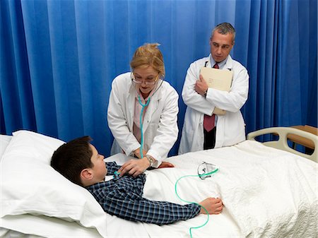 simsearch:6113-07762076,k - Doctor examining patient in hospital Stock Photo - Premium Royalty-Free, Code: 6122-07706717