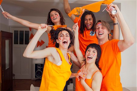 Friends cheering for sports together Photographie de stock - Premium Libres de Droits, Code: 6122-07706841