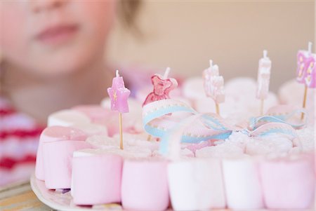 Close up of plate of decorated candies Foto de stock - Sin royalties Premium, Código: 6122-07706820