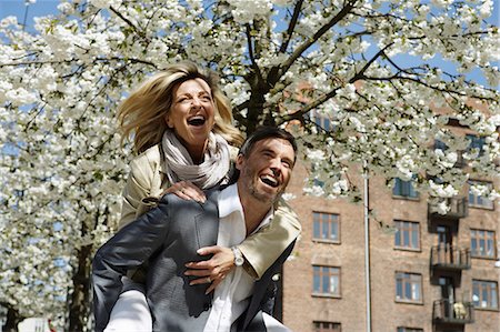 flower funny - Man carrying girlfriend piggyback Stock Photo - Premium Royalty-Free, Code: 6122-07707093