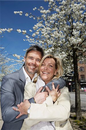 simsearch:6113-07543664,k - Smiling couple hugging outdoors Photographie de stock - Premium Libres de Droits, Code: 6122-07707094