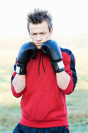 simsearch:614-00657246,k - Boxer holding up gloves outdoors Stock Photo - Premium Royalty-Free, Code: 6122-07707019
