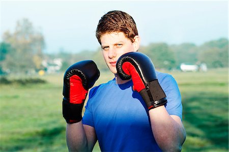 simsearch:614-00657246,k - Boxer holding up gloves outdoors Stock Photo - Premium Royalty-Free, Code: 6122-07707021