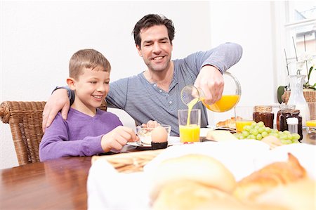 simsearch:649-06943770,k - Father and son eating breakfast Foto de stock - Sin royalties Premium, Código: 6122-07707193