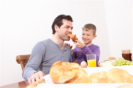 simsearch:649-06943770,k - Father and son eating breakfast Foto de stock - Sin royalties Premium, Código: 6122-07707195