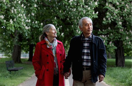 flirt senior woman - Older couple walking in park Photographie de stock - Premium Libres de Droits, Code: 6122-07707317