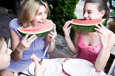 simsearch:695-03378605,k - Mother and daughter eating watermelon Stock Photo - Premium Royalty-Free, Code: 6122-08211867