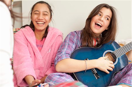 simsearch:649-03858052,k - teenage girl listening to music in pajamas Stock Photo - Premium Royalty-Free, Code: 6122-08211941