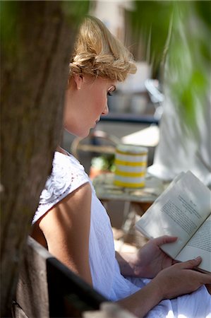 Girl reading Photographie de stock - Premium Libres de Droits, Code: 6122-08211912