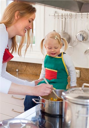 simsearch:649-05520883,k - Mother and daughter cooking together Stock Photo - Premium Royalty-Free, Code: 6122-08212010