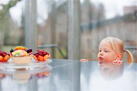 simsearch:649-05520883,k - Toddler girl admiring fruit cakes Stock Photo - Premium Royalty-Free, Code: 6122-08212014