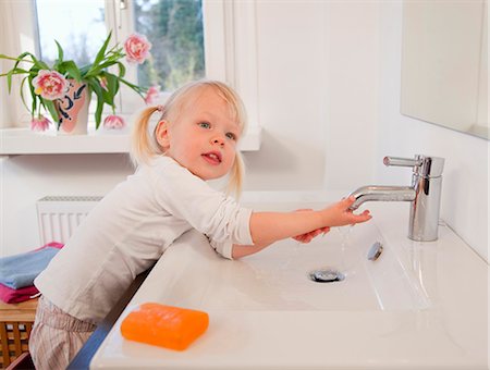 simsearch:628-05817544,k - Toddler girl washing her hands Stock Photo - Premium Royalty-Free, Code: 6122-08212024
