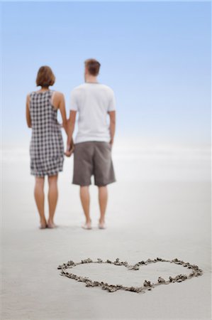 simsearch:649-08239088,k - Heart in sand with couple on beach Stock Photo - Premium Royalty-Free, Code: 6122-08212181