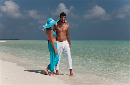 simsearch:6122-07699140,k - Couple walking on tropical beach Foto de stock - Sin royalties Premium, Código: 6122-08212118