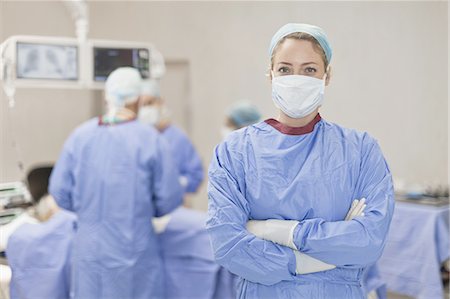 simsearch:649-06000978,k - Doctor standing in operating room Stock Photo - Premium Royalty-Free, Code: 6122-08229228
