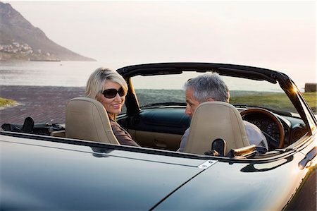 romance in car - Couple in convertible admiring coastline Photographie de stock - Premium Libres de Droits, Code: 6122-08229304