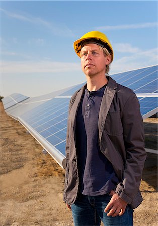 simsearch:693-03643971,k - Architect in field with solar panels Stock Photo - Premium Royalty-Free, Code: 6122-08229543